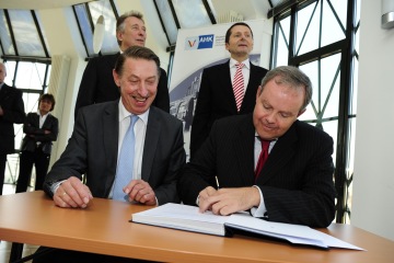 Podpis dohody o spolupráci s IHK Dortmund v roce 2009