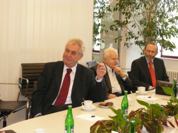 Miloš Zeman (vlevo) navštívil ČNOPK 3. 2. 2010. Tehdy založil Stranu práv občanů a o měsíc později se stal jejím předsedou.