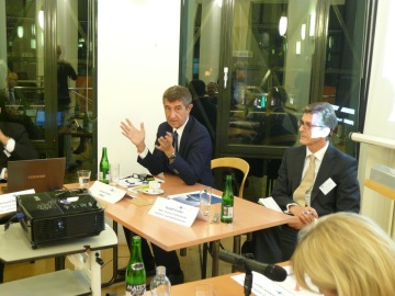 Andrej Babiš (vlevo), předseda strany ANO 2011, navštívil ČNOPK před parlamentními volbami 2013 a diskutoval s hosty