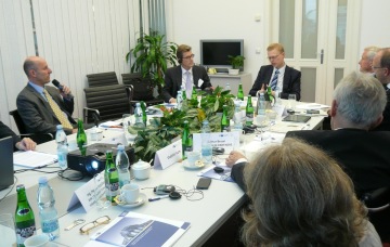 Pavel Bělobrádek (vpravo), předseda KDU-ČSL, navštívil ČNOPK před parlamentními volbami 2013 a diskutoval s hosty