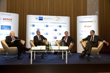 VII. hospodářská diskuze 2013, zleva Miroslav Grégr, ministr průmyslu a obchodu 1998–2002, Martin Kuba, ministr průmyslu a obchodu 2011–2013, moderátor Luběk Niedermayer, Deloitte, Ivan Pilip, ministr financí 1997-1998