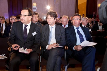 VIII. hospodářská diskuze 2014, hosté: Jan Mládek, ministr průmyslu a obchodu ČR (1. zleva) a Franz Josef Pschierer, státní tajemník Bavorského ministerstva hospodářství a médií, energie a technologie (3. zleva). Uprostřed Arndt Freiherr Freytag von Loringhoven, velvyslanec SRN v ČR