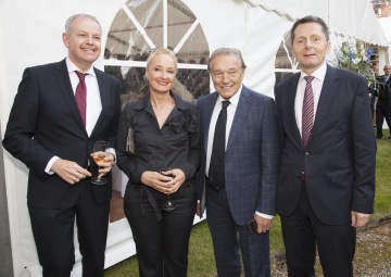Letní slavnost 2015, zleva Bernard Bauer, výkonný člen představenstva ČNOPK, Claudia Bauer, Karel Gott und Radomír Šimek, prezident ČNOPK 2009–2012