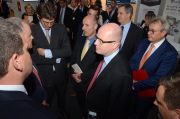 Předseda vlády Bohuslav Sobotka navštívil na MSV 2015 v Brně stánek ČNOPK k tématu „průmysl 4.0".