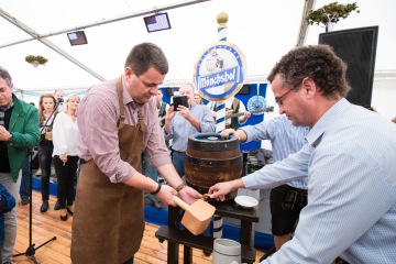 Oktoberfest 2015 v Praze, prezident ČNOPK Axel Limberg (vlevo) naráží sud