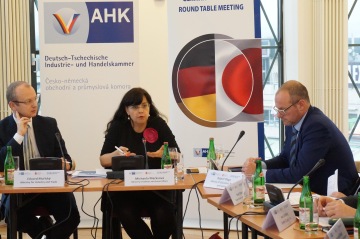 Kulatý stůl s německými a japonskými investory, listopad 2016. Zleva Eduard Muřický, náměstek ministra průmyslu a obchodu, Michaela Marksová, ministryně práce a sociálních věcí, a Robert Plaga, náměstek ministryně školství, mládeže a tělovýchovy