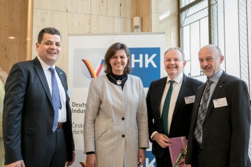 Výroční členská schůze 2017, zleva Axel Limberg, prezident ČNOPK 2015–2017, Ilse Aigner, bavorská státní ministryně hospodářství a médií, energetiky a technologie, Bernard Bauer, výkonný člen představenstva ČNOPK, a Jörg Mathew, prezident ČNOPK 2017–2021