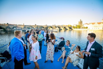 Jedinečná atmosféra při tradiční plavbě po Vltavě, srpen 2017