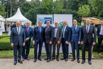 Letní slavnost 2018: zleva Bernhard Maier, CEO ŠKODA AUTO; Jiří Rusnok, guvernér ČNB; Tomáš Hüner, ministr průmyslu a obchodu; Franz Josef Pschierer, bavorský ministr hospodářství; Jörg Mathew, prezident ČNOPK; Bernard Bauer, výkonný člen představenstva ČNOPK; Christoph Israng, vevyslanec SRN v ČR; Tomáš Podivínský, velvyslanec ČR v Německu