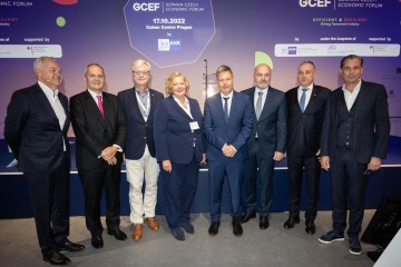 German-Czech Economic Forum 17.10.2022, zleva Bernard Bauer (výkonný člen představenstva ČNOPK, Andreas Künne (německý velvyslanec v ČR), Dr. Martin Wansleben (Chief Executive of the DIHK), Dr. Ulrike Wolf (Ministerialdirektorin, Bayerisches Staatsministerium für Wirtschaft, Landesentwicklung und Energie), Robert Habeck (německý ministr hospodářství a ochrany klimatu, vizekancléř), Milan Šlachta (prezident ČNOPK, reprezentant Bosch Group CZ/SK), Jozef Síkela (ministr hospodářství ČR) a Klaus Zellmer (předseda představenstva, ŠKODA AUTO)