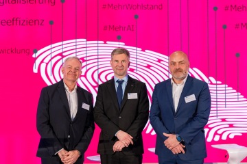 Řádná členská schůze 18. dubna 2023, CUBEX CENTRUM PRAHA: zleva Bernard Bauer (výkonný člen představenstva ČNOPK), Jan Kubíček (člen bankovní rady ČNB) a Milan Šlachta (prezident ČNOPK, reprezentant Bosch Group CZ/SK)