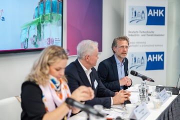 Tisková konrerence 18.04.2023 k výsledkům Konjunkturálního průzkumu ČNOP 2023: zleva Hana Součková (generální ředitelka SAP ČR), Bernard Bauer (výkonný člen představenstva ČNOPK) a Christian Rühmkorf (vedoucí komunikace & public affairs, ČNOPK)