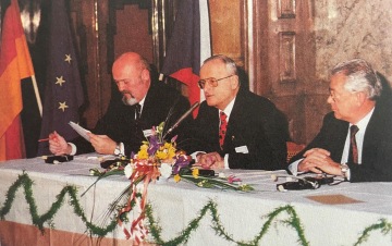 Podpis zakládající listiny; zleva: Dr. Jürgen Möllering, výkonný člen představenstva ČNOPK; Dr. Carl H. Hahn, prezident ČNOPK; Hans Peter Stihl, prezident Spolkového sněmu průmyslu a obchodu