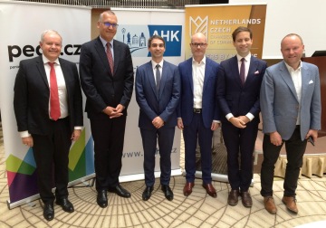 Lunch Briefing s top ekonomy v hotelu Alcron 16.10.2019; zleva: Viceguvernér ČNB Marek Mora (2. zleva), hlavní ekonom ING Jakub Seidler (3. zleva), hlavní ekonom Czech Fund Lukáš Kovanda (5. zleva)