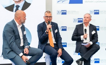 Výroční členská schůze 17.05.2022 v Galerii Mánes, hostem Marek Mora (uprostřed), viceguvernér ČNB