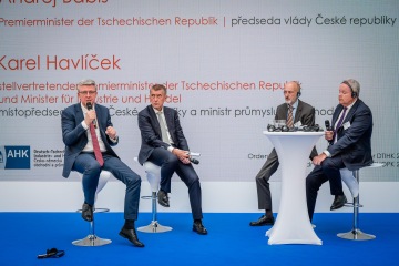 Výroční členská schůze 29.05.2019 v Galerii Mánes: diskuze s vicepremiérem Karlem Havlíčkem (1. zleva) a premiérem Andrejem Babišem (2. zleva)